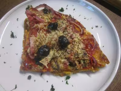 Pizza au chorizo poivré et lardons fumés.
