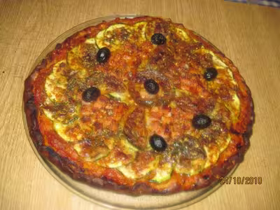Pizza aux courgettes, tomates noires et parmesan