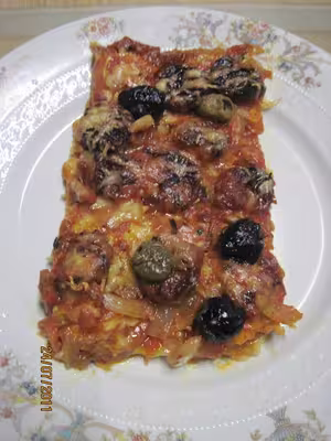 Pizza aux oignons et chorizo