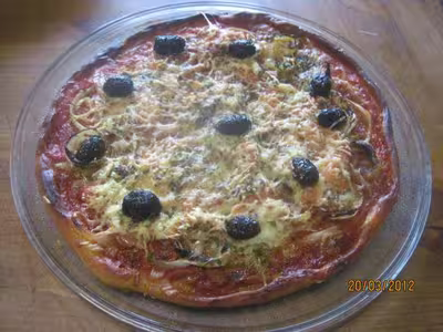 Pizza aux oignons et tranches de truite fumée
