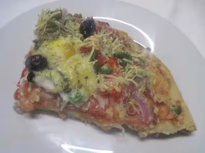 Pizza aux oignons rouges, poivrons, oeufs