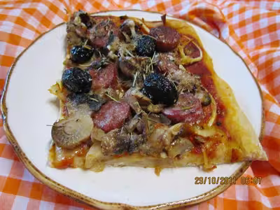 Pizza aux saucisses de toulouse et champignons