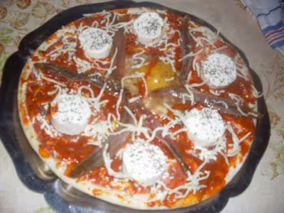 Pizza aux anchois et fromage de chèvre