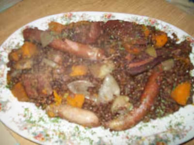 Lentilles au jambon cru et saucisses grillées