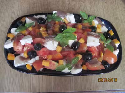 Salade de tomates, fromages et basilic