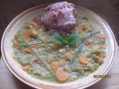 Pointe de porc avec os aux pois cassés