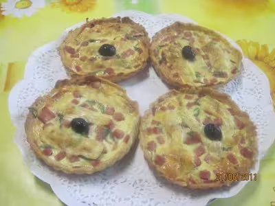 Petites quiches aux poivrons, jambon et basilic