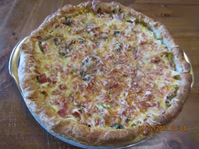 Quiche aux poireaux, jambon, basilic