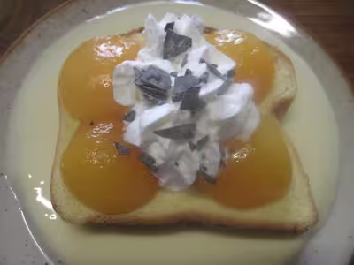 Radeau de brioche et abricots sur crème anglaise