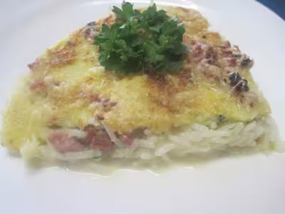 Riz aux lardons fumés et omelette gratinée au gruyère