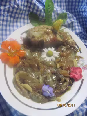 Rôti de porc cuit sur un lit d'endives