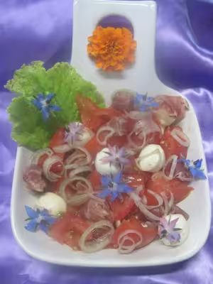 Salade de tomates, mozzarella, jambon fumé et fleurs de bourrache