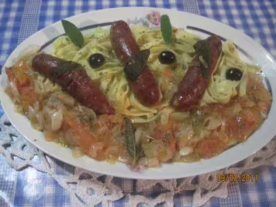 Saucisses au vin de bourgogne et tagliatelles