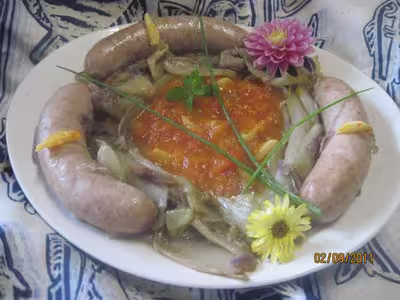 Saucisses sur lit d'endives à la sauce tomate