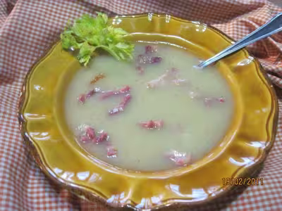 Soupe au cèleri, pommes de terre et lardons.