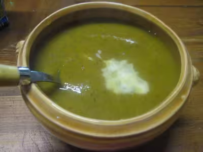 Soupe de légumes et fanes de carottes