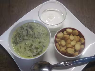 Soupe à l'oseille à la crème fraiche et croutons