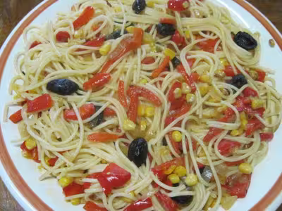 Spaghettis aux poivrons rouges et maïs.