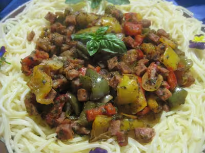 Spaghettis aux poivrons, dés de jambon et tomate