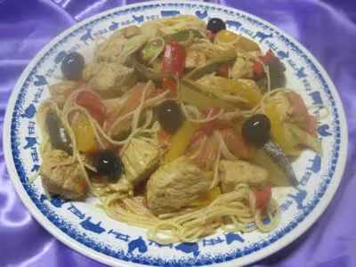 Spaghettis avec duo de viandes ensoleillées.