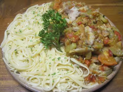 Spaghettis à la sauce tomate et poisson fumé