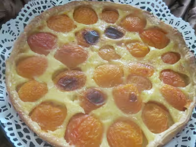 Tarte à la crème et abricots