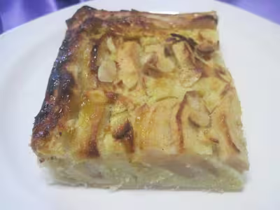 Tarte aux pommes sur une crème d'amandes