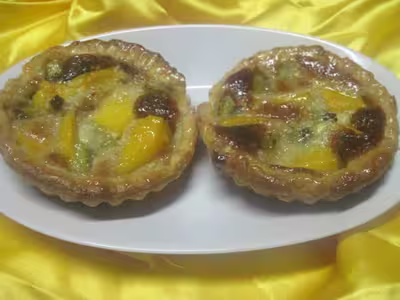 Tartelettes.mangue. kiwis. sur une crème