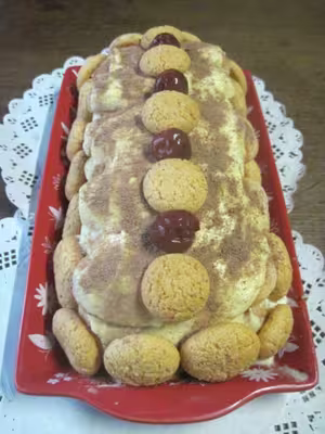 Tiramisu aux cerises. mascarpone et macarons