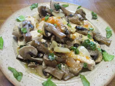 Tranches de poulet aux champignons et basilic