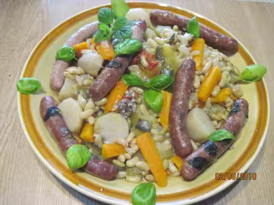 Un méli-mélo de légumes aux saucisses et basilic
