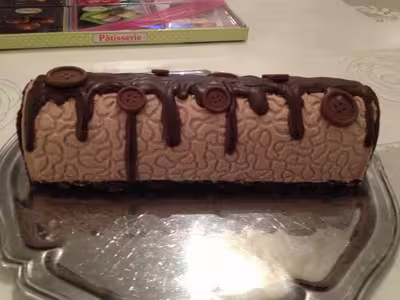 Bûche fondante et croustillante au chocolat