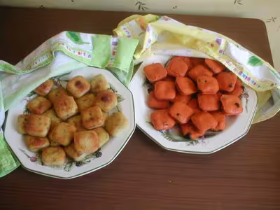 Bouchées au coulis de tomates, pesto et olives noires