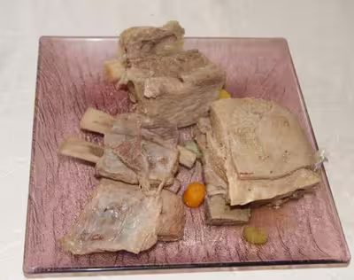 Poitrine de veau au pot-au-feu avec légumes et aromates