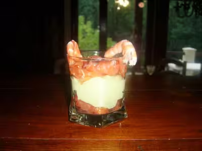 Verrine de mousse d'avocat, saumon et crevettes par marie2bordo