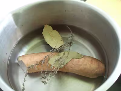 Saucisse à l'ail et petits pois brioché