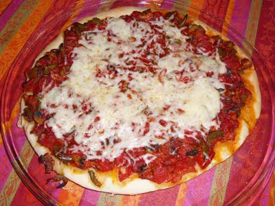 Pizza tomate, poivron, lardons et champignons frais