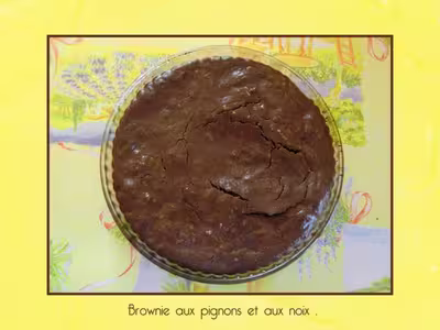 Brownie aux pignons et aux noix .