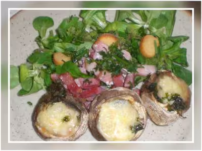 Salade aux champignons, munster et lardons