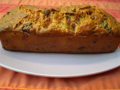 Cake au comté, noix, pruneaux et jambon