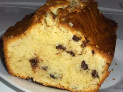 Cake moelleux pâte d'amande, amandes et pépites de chocolat