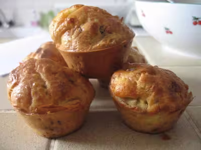 Cake au chèvre, noix et raisins