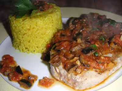 Thon grillé sauce aux olives noires et riz safrané
