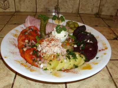 Assiette de crudités au thon et au jambon