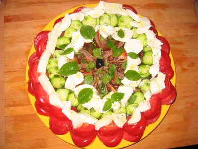 Salade de tomates, concombre, anchois et mozzarelle par Mapoucinette