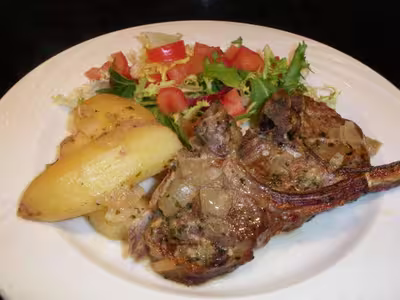 Côtes d'agneau à l'ail à la römertopf