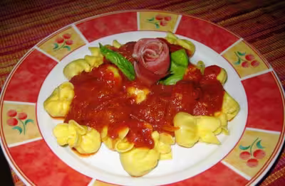 Sauce tomate-poivron-basilic et rose de jambon cru
