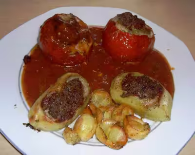 Tomates et pommes de terre farcies au four par Alavie