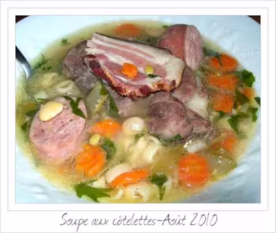 Soupe aux côtelettes, lard fumé et saucisson