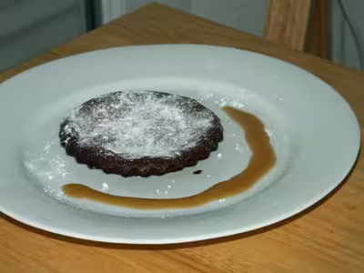 Biscuit fondant au chocolat sauce caramel